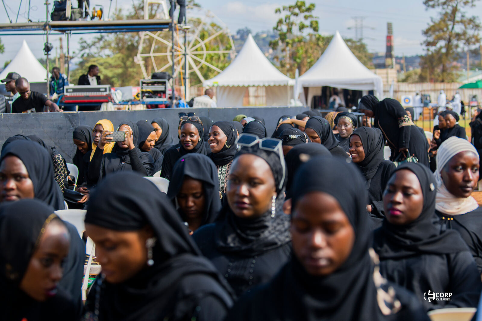 Audience · Sisters at the main stage